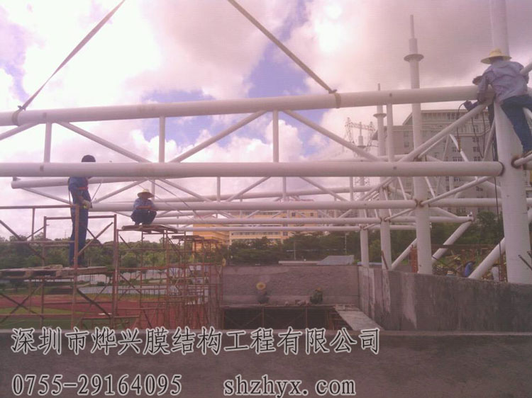 慶祝湛江海洋寸金學(xué)院舞臺(tái)景觀(guān)膜結(jié)構(gòu)工程正在施工中